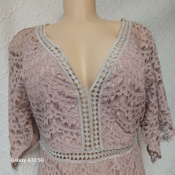 Suzanne Betro Pink Sheath Dress Sixe M with Flutter Sleeves and V-Neck - Picture 4 of 14